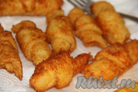 Жарить на среднем огне до золотистого цвета со всех сторон. Готовые рогалики выложить на бумажное полотенце.