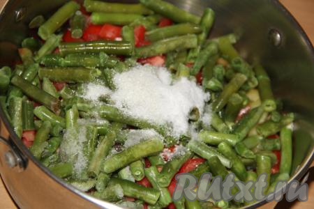 Всыпать соль и сахар.