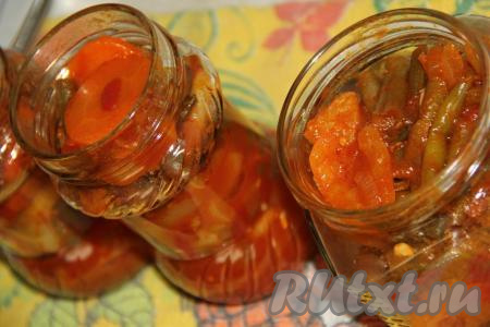 Горячее лечо сразу разложить по предварительно простерилизованным баночкам, закрутить прокипячёнными крышками.