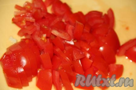 Помидоры нарезать на мелкие кубики.