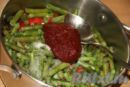 Добавить томатную пасту и чёрный молотый перец.