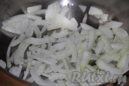 Лук, морковь, чеснок очистить, из сладкого перца удалить семенные коробки. В кастрюлю влить масло, добавить нарезанный полукольцами лук.