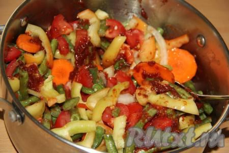 Перемешать овощи и поставить кастрюлю на небольшой огонь.