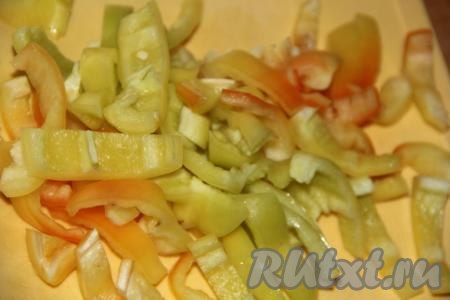 Нарезать на полоски сладкий перец.