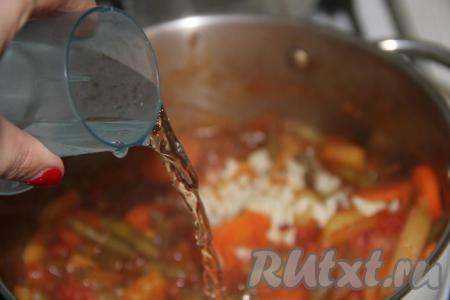 Влить уксус, лечо хорошо перемешать и снять с огня.