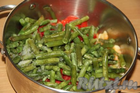 Добавить стручковую фасоль. Я использовала замороженную фасоль и предварительно её не размораживала. Если вы готовите лечо со свежей стручковой фасолью, то каждый стручок нужно обрезать с двух сторон, а затем разрезать стручки на несколько частей.