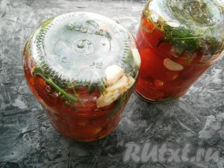 Банки с помидорами перевернуть и укутать до полного остывания.