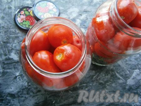Наполнить банки до самого верха хорошо вымытыми помидорами.