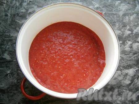 Перекрутить помидоры на мясорубке (или в блендере). Получившийся томат вылить в кастрюлю, поставить на средний огонь.