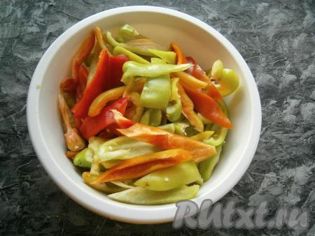 Удалить из болгарского перца семенные коробки, а затем нарезать длинными кусочками.