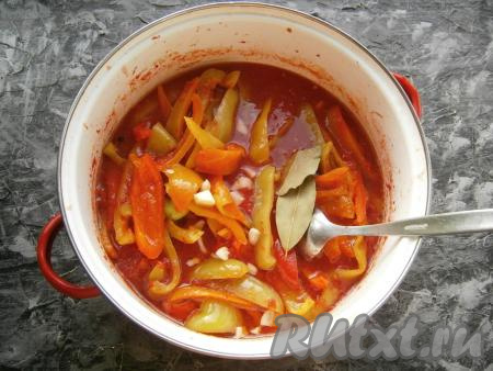 Перемешать, добавить лавровые листья и измельчённый чеснок.