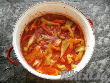 Накрыть кастрюлю с томатом и перцами крышкой и на малом огне довести до кипения. Затем перец с томатом перемешать и варить на небольшом огне под прикрытой крышкой 15 минут, периодически аккуратно перемешивая. После этого влить растительное масло, добавить перец чёрный горошком.