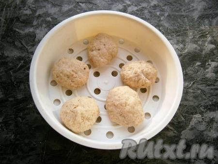 Выставить на 40 минут программу "Варка на пару", закрыть крышку мультиварки.