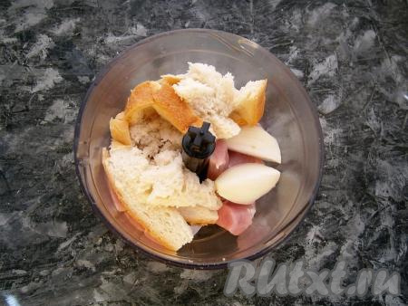 В чашу блендера выложить мясо, лук и отжатый от воды хлеб, измельчить до состояния фарша. Можно мясо, лук и хлеб не измельчать в блендере, а пропустить через мясорубку.