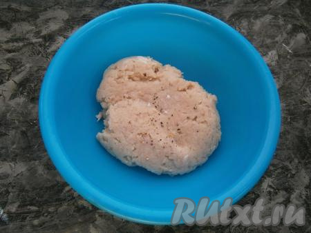 Переложить получившийся фарш в миску, добавить по вкусу соль и молотый чёрный перец, перемешать.