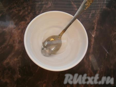 Смешать воду, соль, сахар, уксус и растительное масло. Сахар и соль должны раствориться в воде.