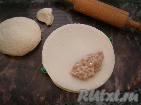 Далее тесто немного обмять и можно формировать чебуреки. Тесто следует раскатывать очень тонко, оно эластичное и не рвётся.