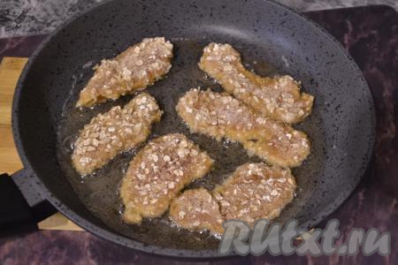 Выкладывать кусочки курицы в разогретое растительное масло.