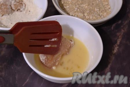 Затем окунуть в яйцо.