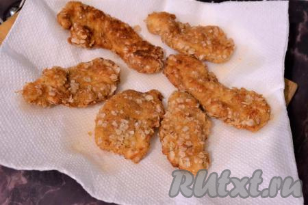 Готовые наггетсы выкладывать на бумажное полотенце для удаления лишнего жира.