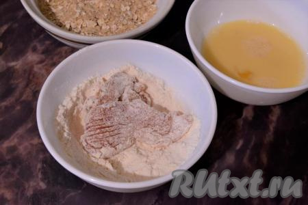 Сковороду разогреть с растительным маслом. Далее каждый кусочек курицы хорошенько обвалять со всех сторон в муке.