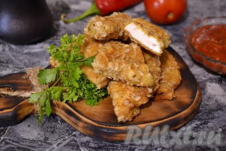 Вкуснейшие, хрустящие снаружи и нежные внутри наггетсы, приготовленные из куриного филе на сковороде в домашних условиях, подавать к столу с острым томатным соусом. 