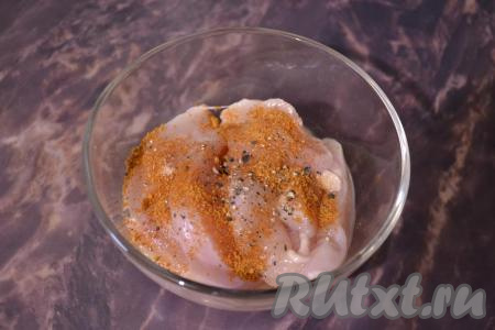 Посыпать нарезанные кусочки филе приправой для курицы и чёрным молотым перцем, оставить на 15 минут. Если приправа не солёная, чуточку мясо посолить.