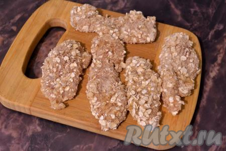 Можно подготовить сразу все кусочки курицы, панировка прекрасно держится.