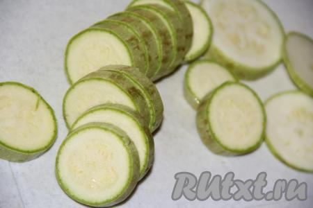 Кабачок вымыть, если шкурка жёсткая - лучше её снять. У меня молодые кабачки с нежной шкурочкой, поэтому я их готовила, не очищая от шкурки. Нарезать кабачок на кружочки толщиной, примерно, 1-1,5 см.