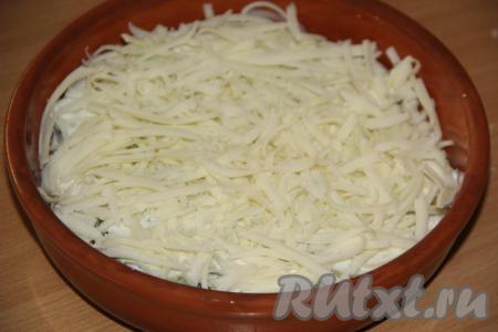 Сыр натереть на тёрке и посыпать поверх кабачков. Запекать кабачки в сметане с сыром в разогретой духовке минут 20 при температуре 200 градусов.