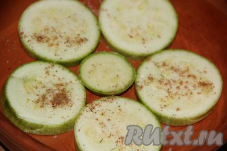 В форму для запекания выложить кабачки, слегка присаливая. Можно добавить любые специи по вкусу.