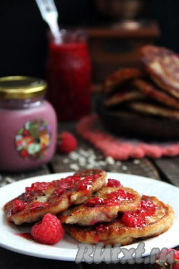 Готовые оладушки выложить на бумажное полотенце, чтобы удалить излишки масла. Подать вкусные, полезные творожно-овсяные оладьи к столу в горячем виде, дополнив ягодным соусом или сметаной. Такое блюдо особенно понравится тем, кто придерживается правильного питания и следит за своим здоровьем.