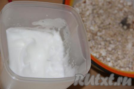 Яйца разделить на белки и желтки. Для приготовления творожно-овсяных оладий потребуются только белки, которые нужно предварительно охладить в холодильнике. Охлаждённые белки взбить с помощью миксера до стойких пиков. В творожно-овсяную массу влить молоко, перемешать.