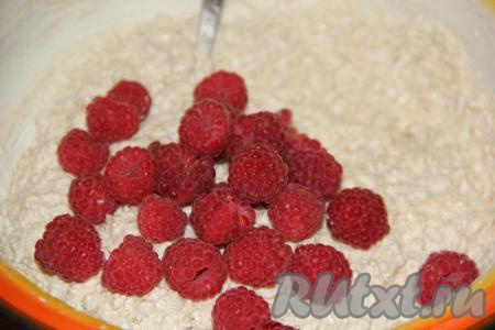 Перемешать тесто, оно получится не очень густым (будет напоминать сметану средней густоты). Добавить малину, если ягод нет, просто пропустите этот шаг.