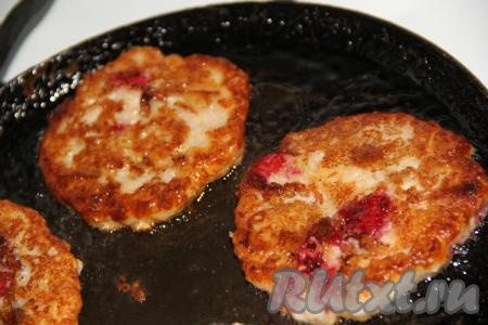 Оладьи жарить на среднем огне до золотистого цвета с двух сторон.