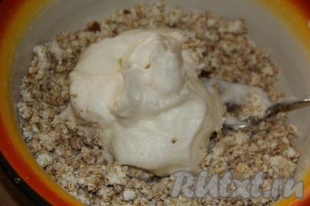 В получившуюся массу добавить взбитые белки, перемешать.