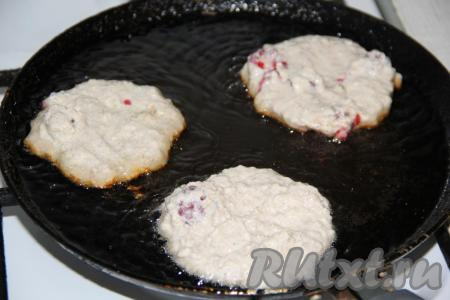 В сковороду влить растительное масло и разогреть. Выкладывать в сковороду по 1 столовой ложке творожно-овсяного теста, формируя круглые оладьи.