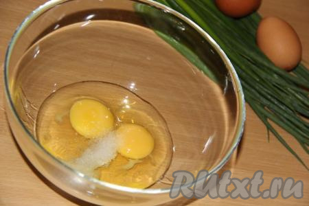Для приготовления теста в глубокую миску разбить яйца, всыпать соль и слегка взбить с помощью венчика.