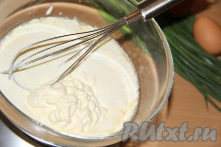 Добавить майонез в получившуюся смесь и ещё раз перемешать.