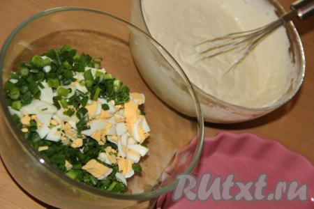 Яйца предварительно сварить вкрутую (в течение минут 10 с момента закипания воды), остудить, очистить и мелко нарезать. К нарезанным яйцам добавить зелёный лук, посолить слегка и перемешать.