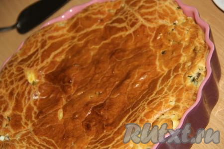 Выпекать заливной пирог с яйцами и зелёным луком в разогретой духовке минут 45 (верх выпечки должен покрыться золотистой корочкой) при температуре 200 градусов. Дать готовому пирогу, достав его из духовки, немного остыть.