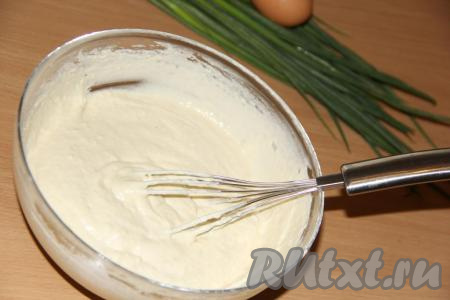 Перемешать тесто, оно должно получиться однородным, не очень густым (будет напоминать тесто на оладьи).