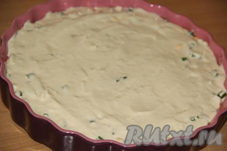 Поверх яиц и лука вылить оставшееся тесто.