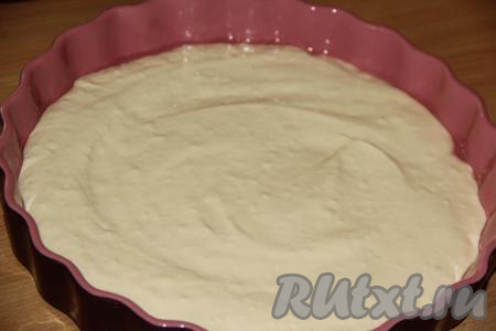 На дно формы для выпечки (диаметр моей формы 26 см) вылить 1/2 теста.