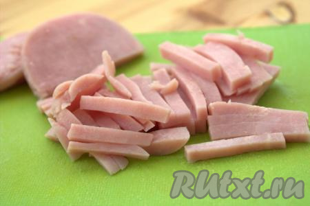 На такие же длинные брусочки нарезать ветчину.