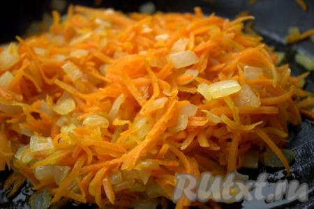 Когда лук станет мягким, выложить к нему натёртую морковь и обжаривать овощи, примерно, 3-5 минут на среднем огне, не забывая периодически помешивать.