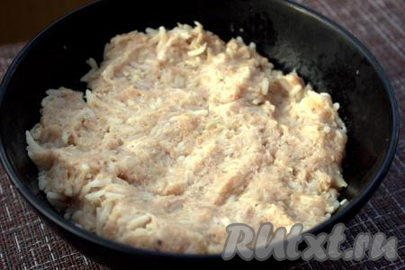 Готовый фарш несколько раз отбить о дно миски, чтобы ушёл лишний воздух.