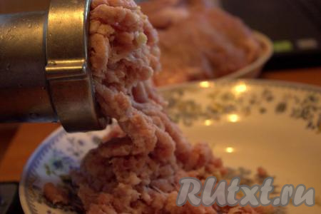 Вначале подготовим тефтели, для этого нужно вымыть и обсушить мясо, а затем нарезать его на кусочки и пропустить через мясорубку.
