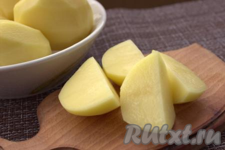 Картофель очистить от кожуры и крупно нарезать.
