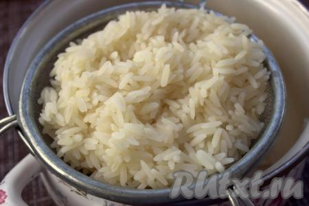 Промытый рис выложить в кастрюлю, залить холодной водой и варить на среднем огне до полуготовности (5-7 минут с момента закипания&nbsp;воды). Затем откинуть на сито и оставить на некоторое время, чтобы стекла лишняя вода.